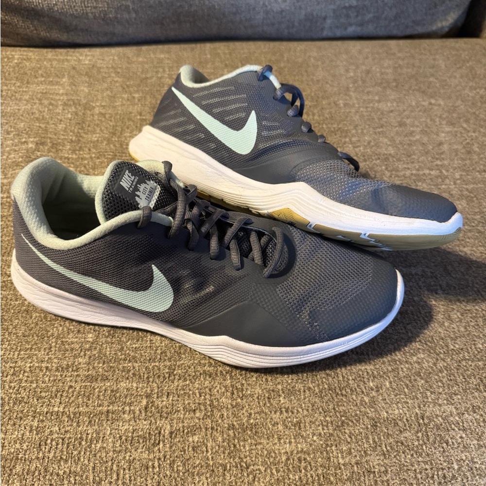Nike Women’s City Trainer Dark Gray/green/white Athletic Shoes size 11w